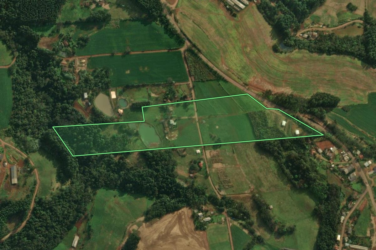 Imagem de satélite do imóvel rural em Iporã do Oeste (SC), com o contorno declarado no CAR desenhado por cima.