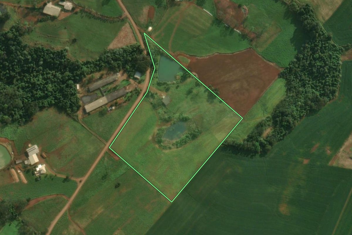 Imagem de satélite do imóvel rural em Iporã do Oeste (SC), com o contorno declarado no CAR desenhado por cima.