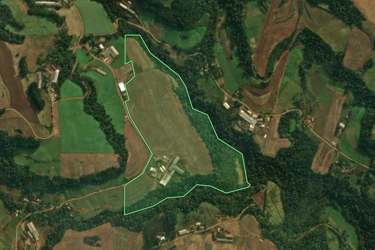 Imagem de satélite do imóvel rural em Iporã do Oeste (SC), com o contorno declarado no CAR desenhado por cima.