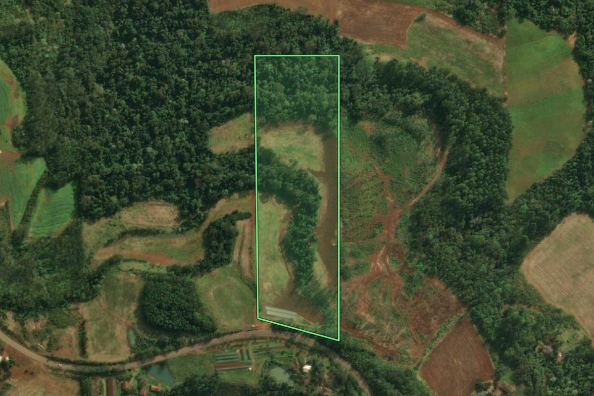 Imagem de satélite do imóvel rural em Iporã do Oeste (SC), com o contorno declarado no CAR desenhado por cima.