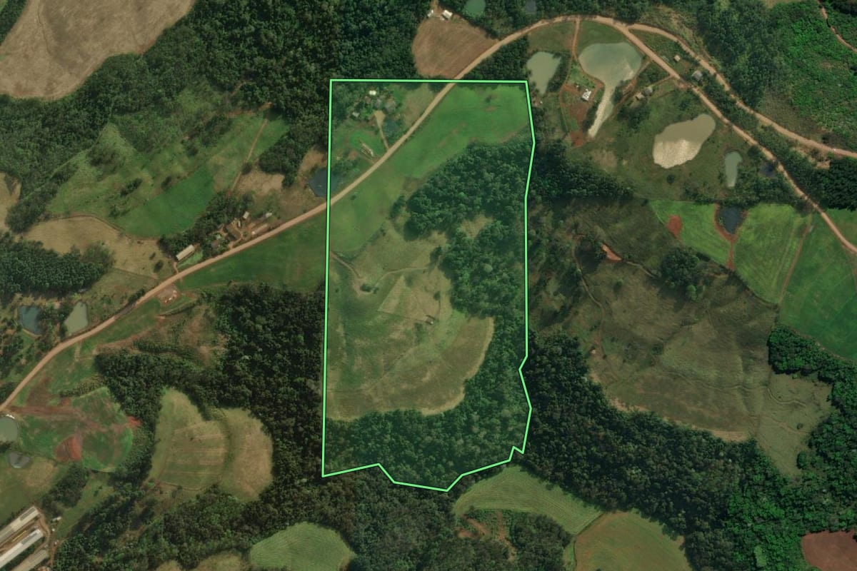 Imagem de satélite do imóvel rural em Iporã do Oeste (SC), com o contorno declarado no CAR desenhado por cima.