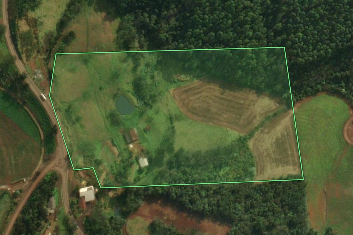 Imagem de satélite do imóvel rural em Iporã do Oeste (SC), com o contorno declarado no CAR desenhado por cima.