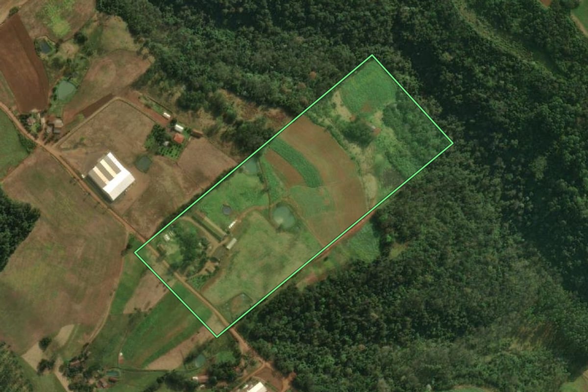 Imagem de satélite do imóvel rural em Iporã do Oeste (SC), com o contorno declarado no CAR desenhado por cima.