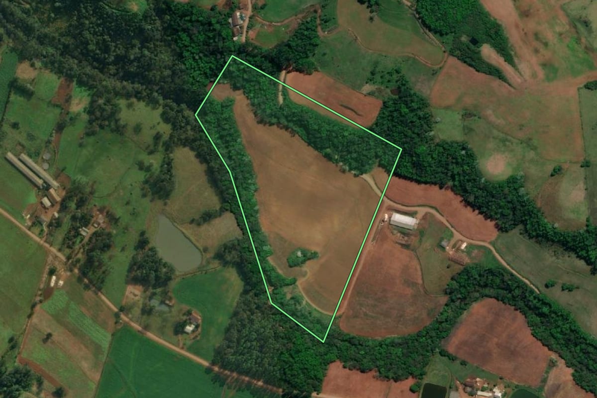 Imagem de satélite do imóvel rural em Iporã do Oeste (SC), com o contorno declarado no CAR desenhado por cima.