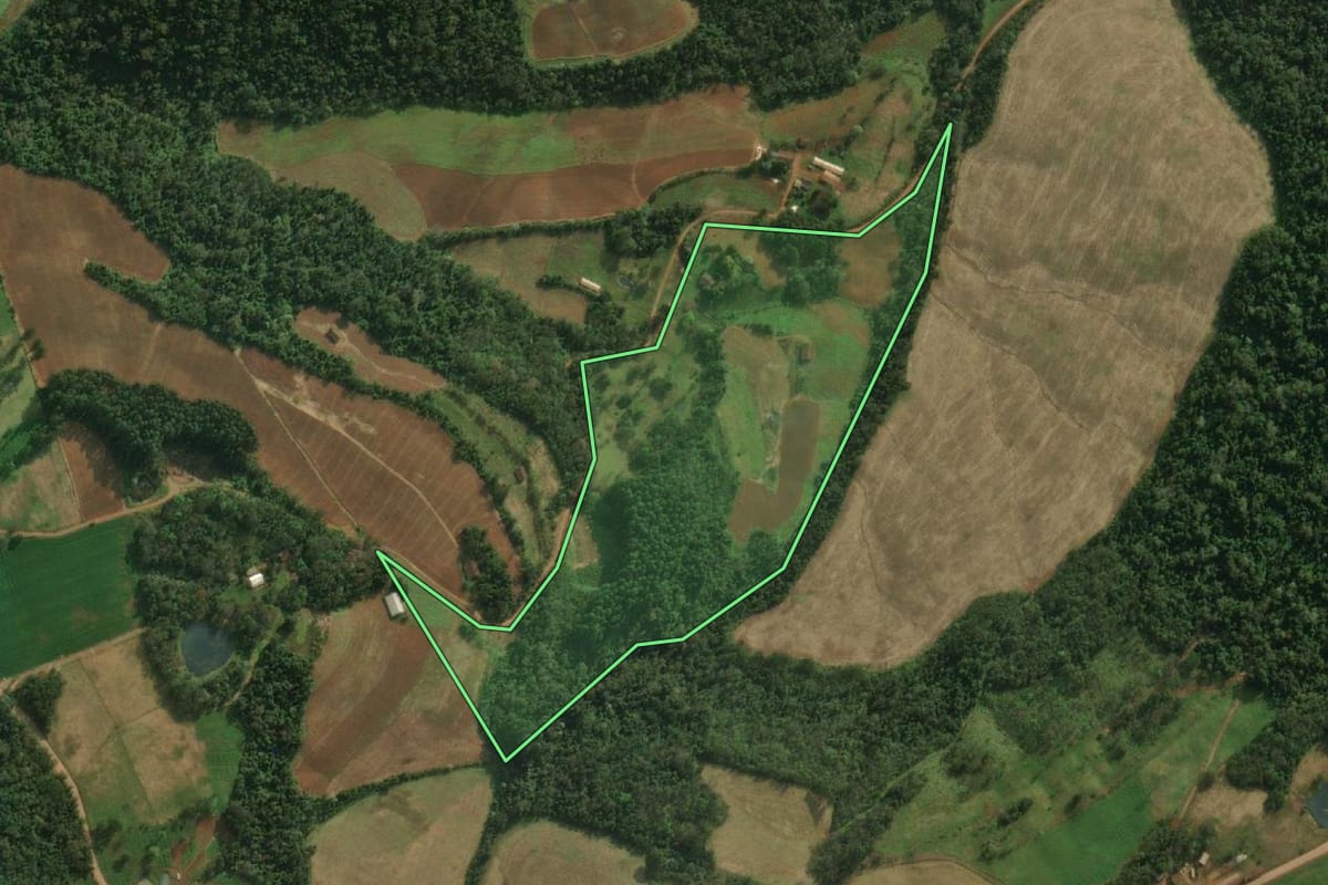 Imagem de satélite do imóvel rural em Iporã do Oeste (SC), com o contorno declarado no CAR desenhado por cima.