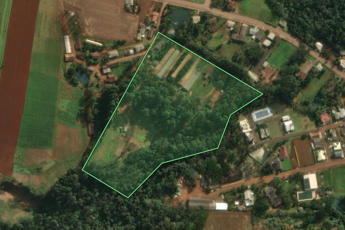 Imagem de satélite do imóvel rural em Iporã do Oeste (SC), com o contorno declarado no CAR desenhado por cima.