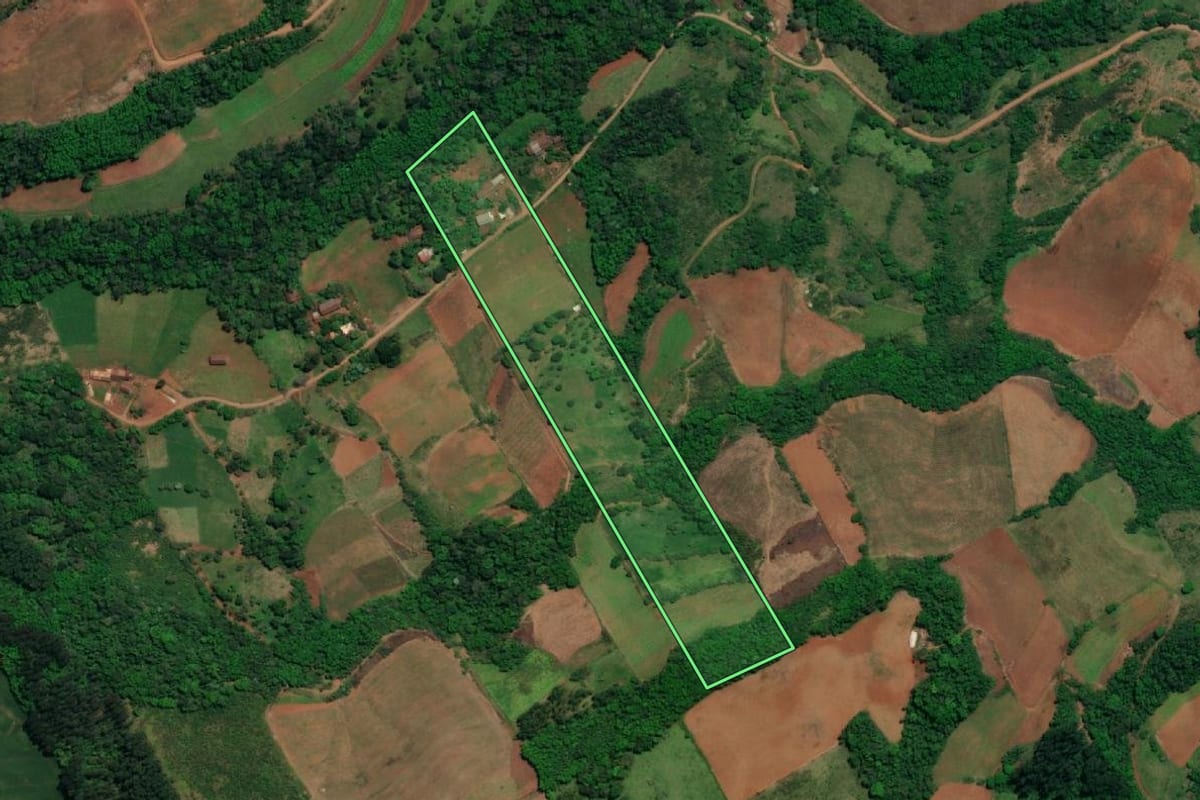 Imagem de satélite do imóvel rural em Iporã do Oeste (SC), com o contorno declarado no CAR desenhado por cima.