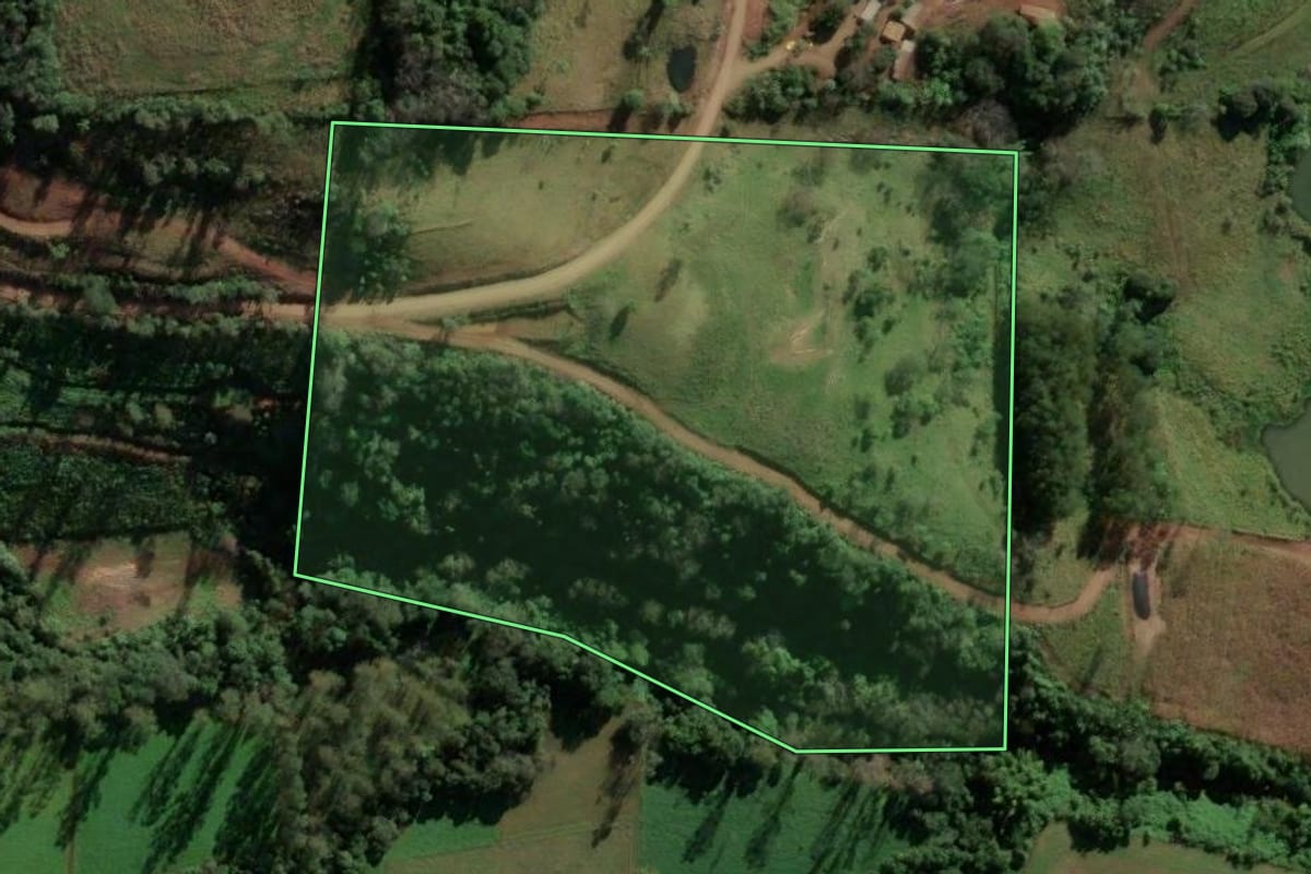 Imagem de satélite do imóvel rural em Iporã do Oeste (SC), com o contorno declarado no CAR desenhado por cima.