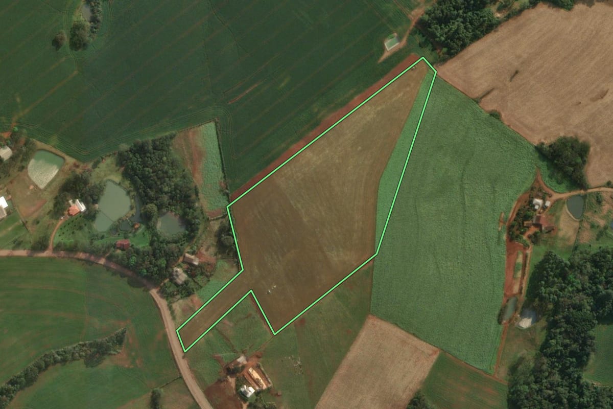 Imagem de satélite do imóvel rural em Iporã do Oeste (SC), com o contorno declarado no CAR desenhado por cima.