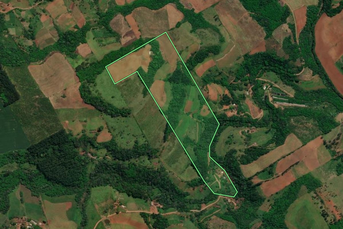 Imagem de satélite do imóvel rural em Iporã do Oeste (SC), com o contorno declarado no CAR desenhado por cima.