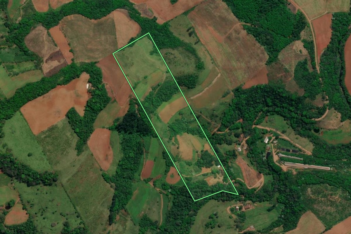 Imagem de satélite do imóvel rural em Iporã do Oeste (SC), com o contorno declarado no CAR desenhado por cima.