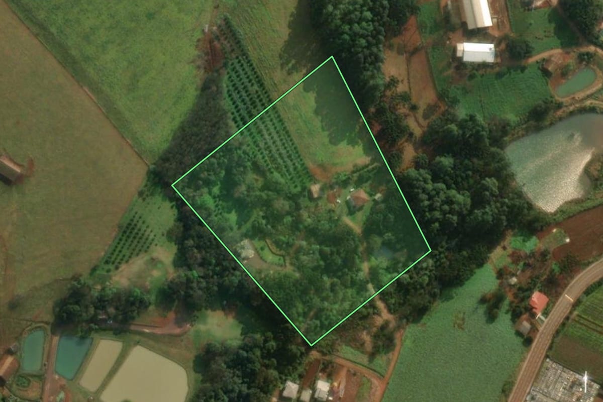 Imagem de satélite do imóvel rural em Iporã do Oeste (SC), com o contorno declarado no CAR desenhado por cima.
