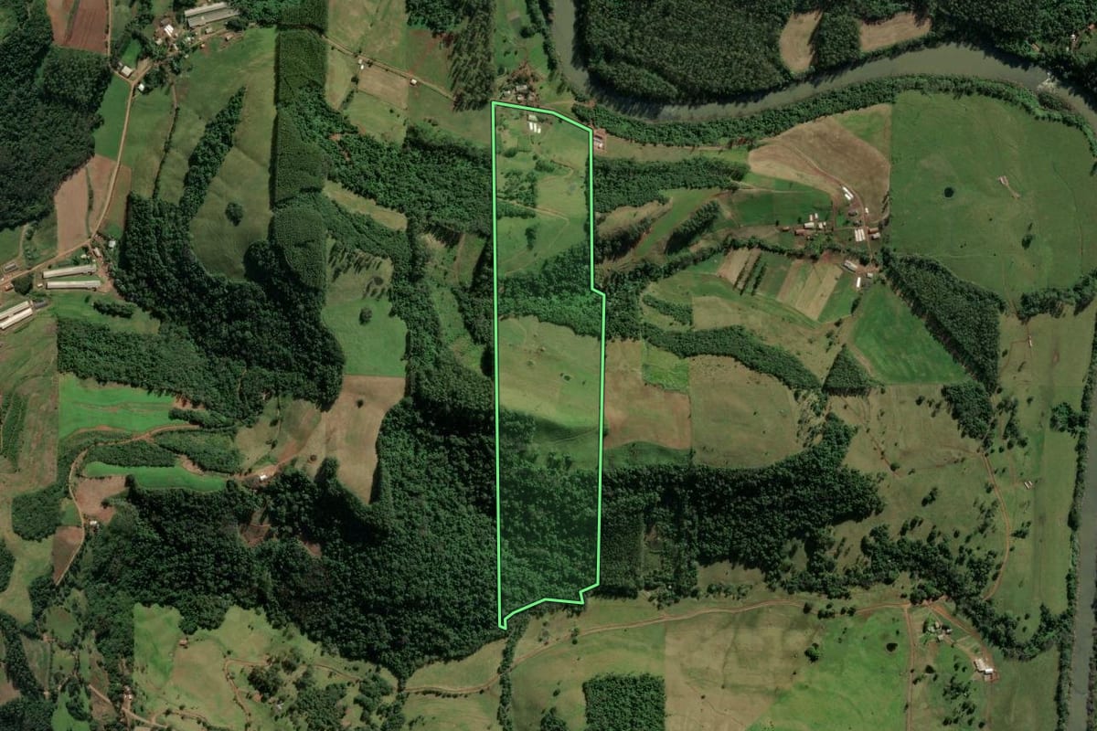 Imagem de satélite do imóvel rural em Iporã do Oeste (SC), com o contorno declarado no CAR desenhado por cima.