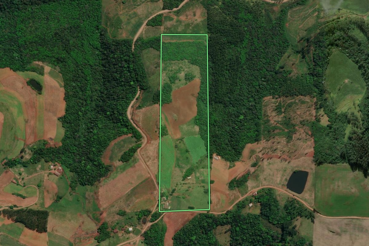 Imagem de satélite do imóvel rural em Iporã do Oeste (SC), com o contorno declarado no CAR desenhado por cima.