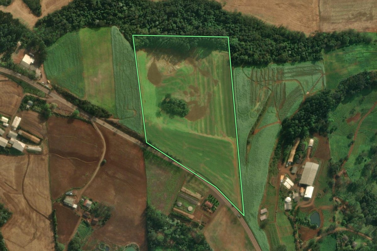 Imagem de satélite do imóvel rural em Iporã do Oeste (SC), com o contorno declarado no CAR desenhado por cima.