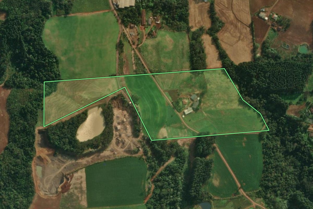 Imagem de satélite do imóvel rural em Iporã do Oeste (SC), com o contorno declarado no CAR desenhado por cima.