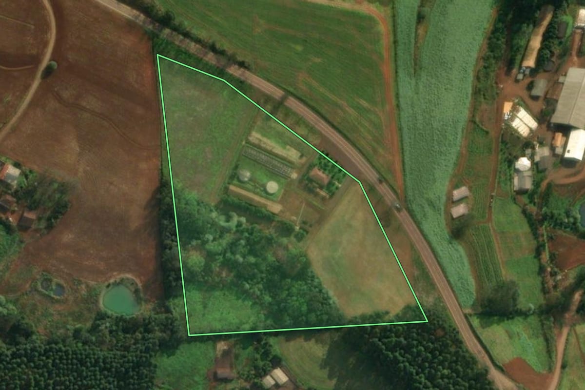 Imagem de satélite do imóvel rural em Iporã do Oeste (SC), com o contorno declarado no CAR desenhado por cima.