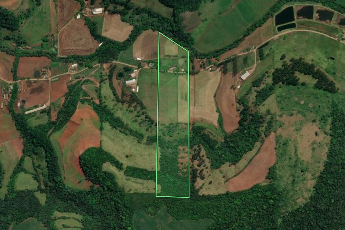 Imagem de satélite do imóvel rural em Iporã do Oeste (SC), com o contorno declarado no CAR desenhado por cima.