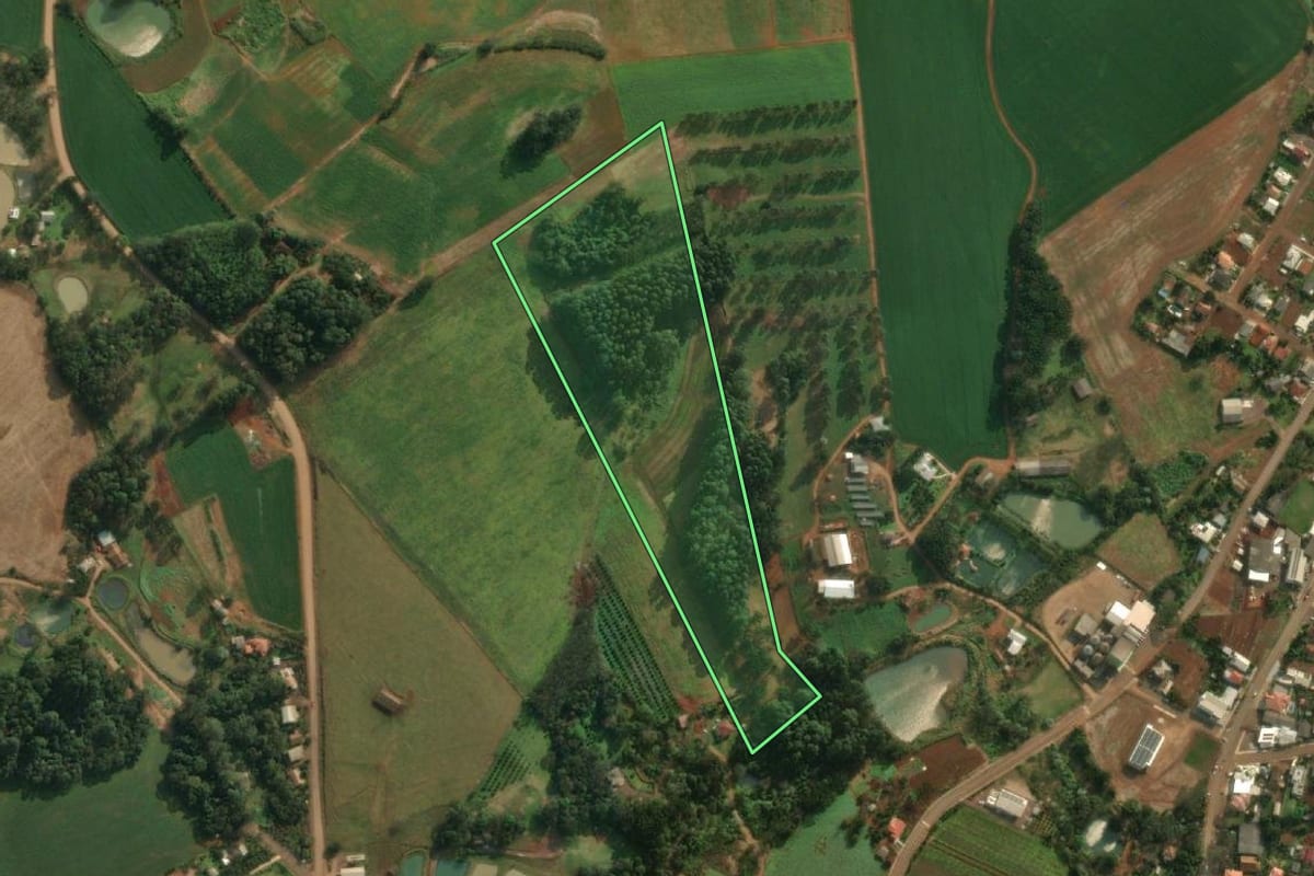 Imagem de satélite do imóvel rural em Iporã do Oeste (SC), com o contorno declarado no CAR desenhado por cima.