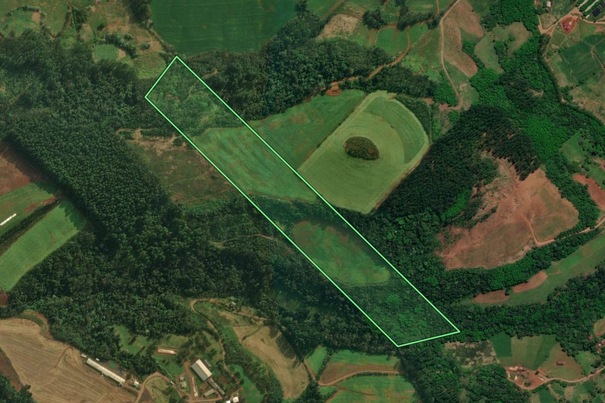 Imagem de satélite do imóvel rural em Iporã do Oeste (SC), com o contorno declarado no CAR desenhado por cima.