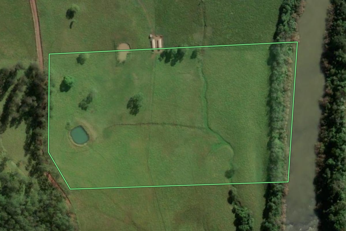 Imagem de satélite do imóvel rural em Iporã do Oeste (SC), com o contorno declarado no CAR desenhado por cima.