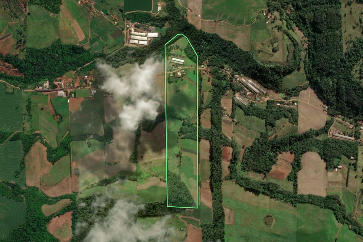 Imagem de satélite do imóvel rural em Iporã do Oeste (SC), com o contorno declarado no CAR desenhado por cima.