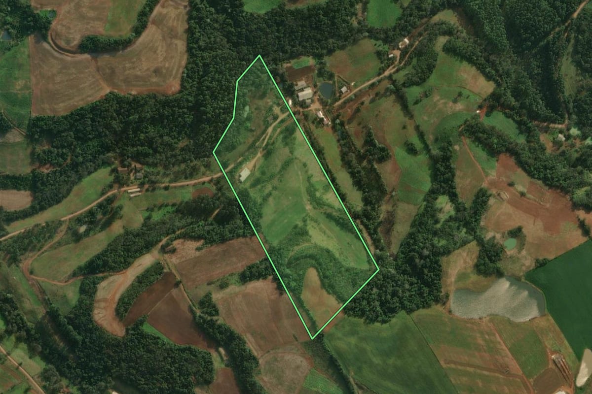 Imagem de satélite do imóvel rural em Iporã do Oeste (SC), com o contorno declarado no CAR desenhado por cima.