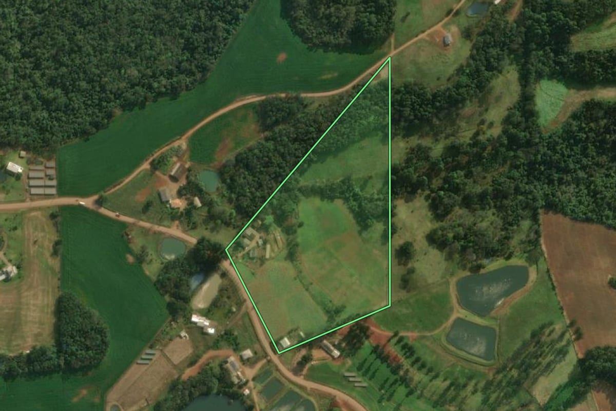Imagem de satélite do imóvel rural em Iporã do Oeste (SC), com o contorno declarado no CAR desenhado por cima.