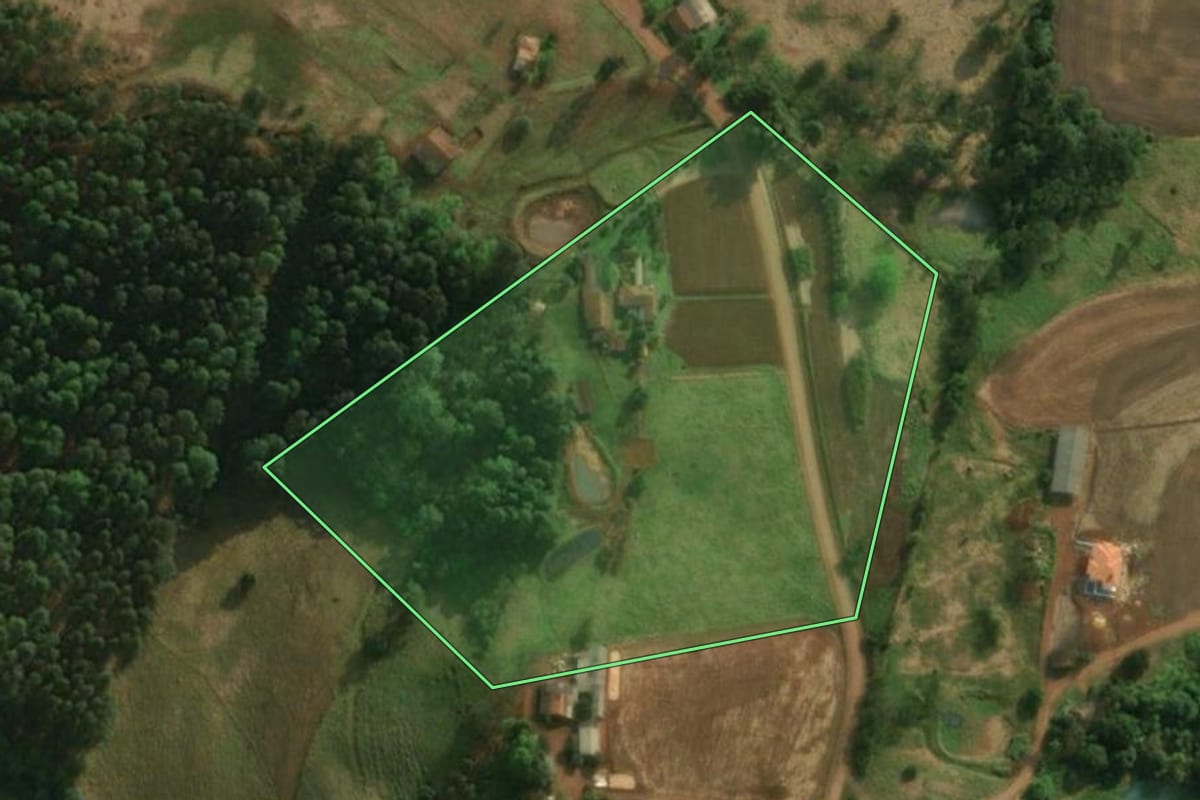 Imagem de satélite do imóvel rural em Iporã do Oeste (SC), com o contorno declarado no CAR desenhado por cima.