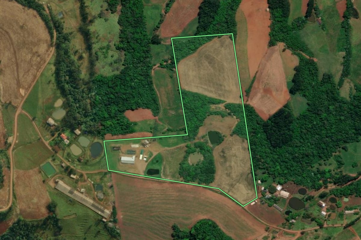 Imagem de satélite do imóvel rural em Iporã do Oeste (SC), com o contorno declarado no CAR desenhado por cima.