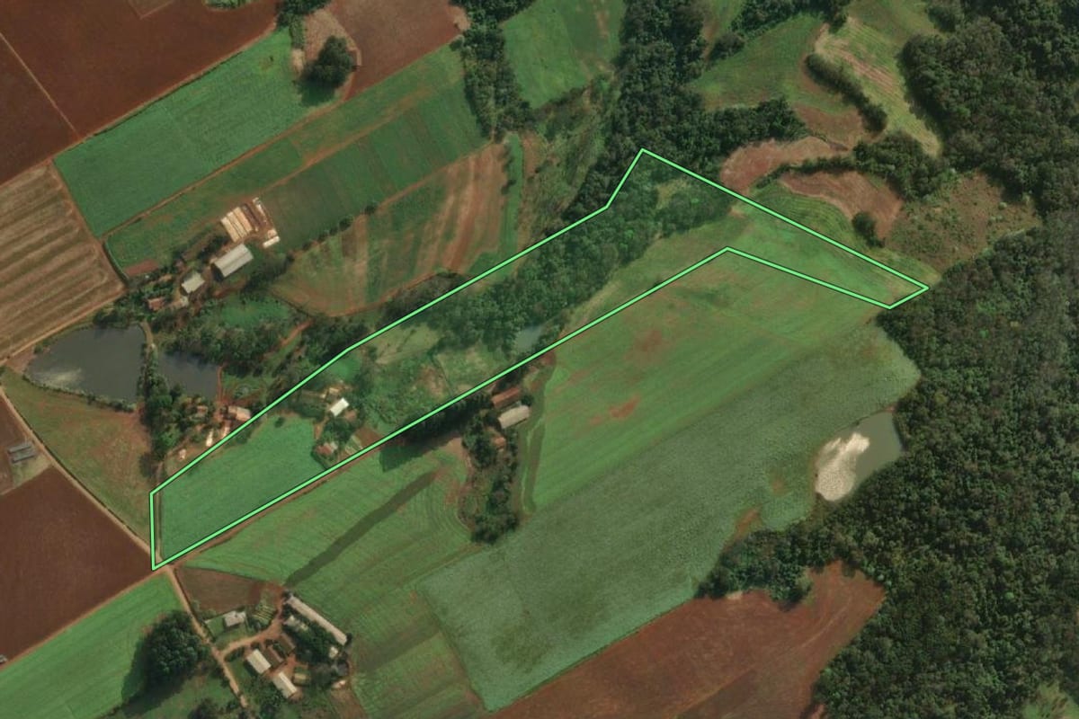 Imagem de satélite do imóvel rural em Iporã do Oeste (SC), com o contorno declarado no CAR desenhado por cima.