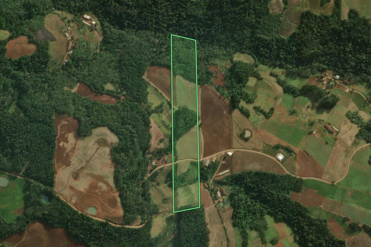 Imagem de satélite do imóvel rural em Iporã do Oeste (SC), com o contorno declarado no CAR desenhado por cima.