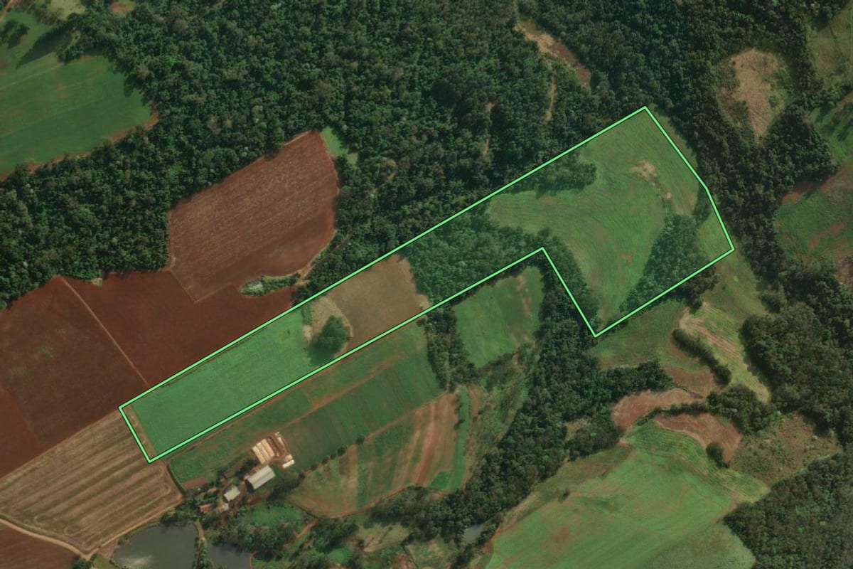 Imagem de satélite do imóvel rural em Iporã do Oeste (SC), com o contorno declarado no CAR desenhado por cima.