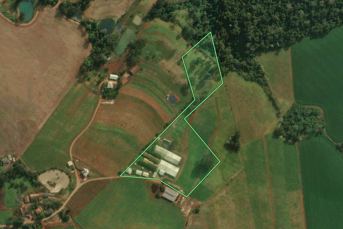 Imagem de satélite do imóvel rural em Iporã do Oeste (SC), com o contorno declarado no CAR desenhado por cima.