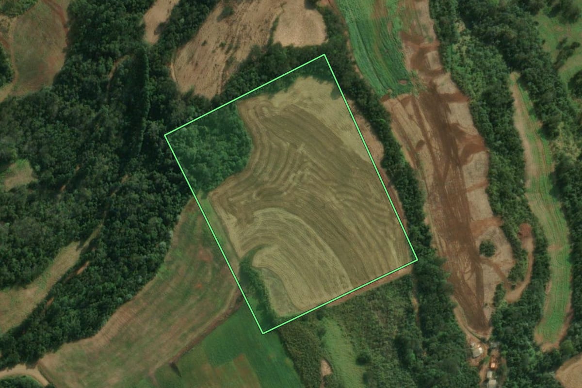 Imagem de satélite do imóvel rural em Iporã do Oeste (SC), com o contorno declarado no CAR desenhado por cima.