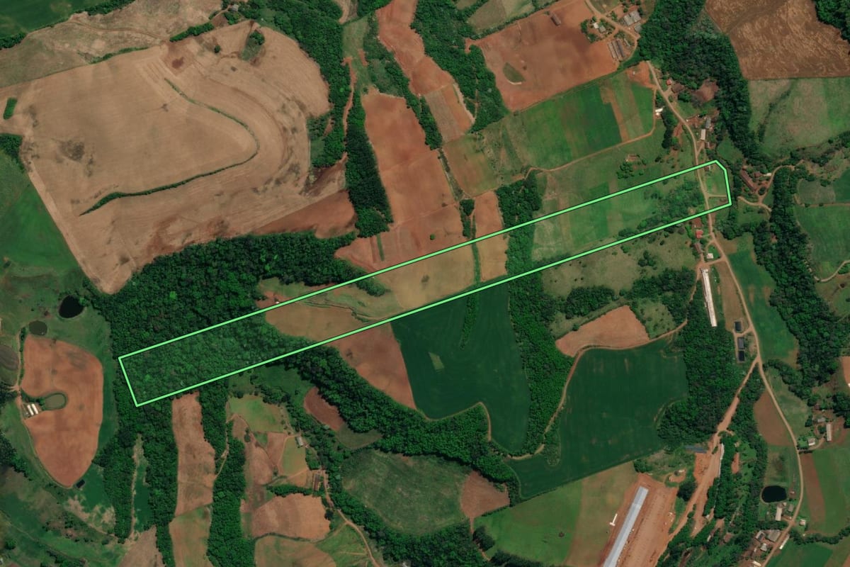 Imagem de satélite do imóvel rural em Iporã do Oeste (SC), com o contorno declarado no CAR desenhado por cima.