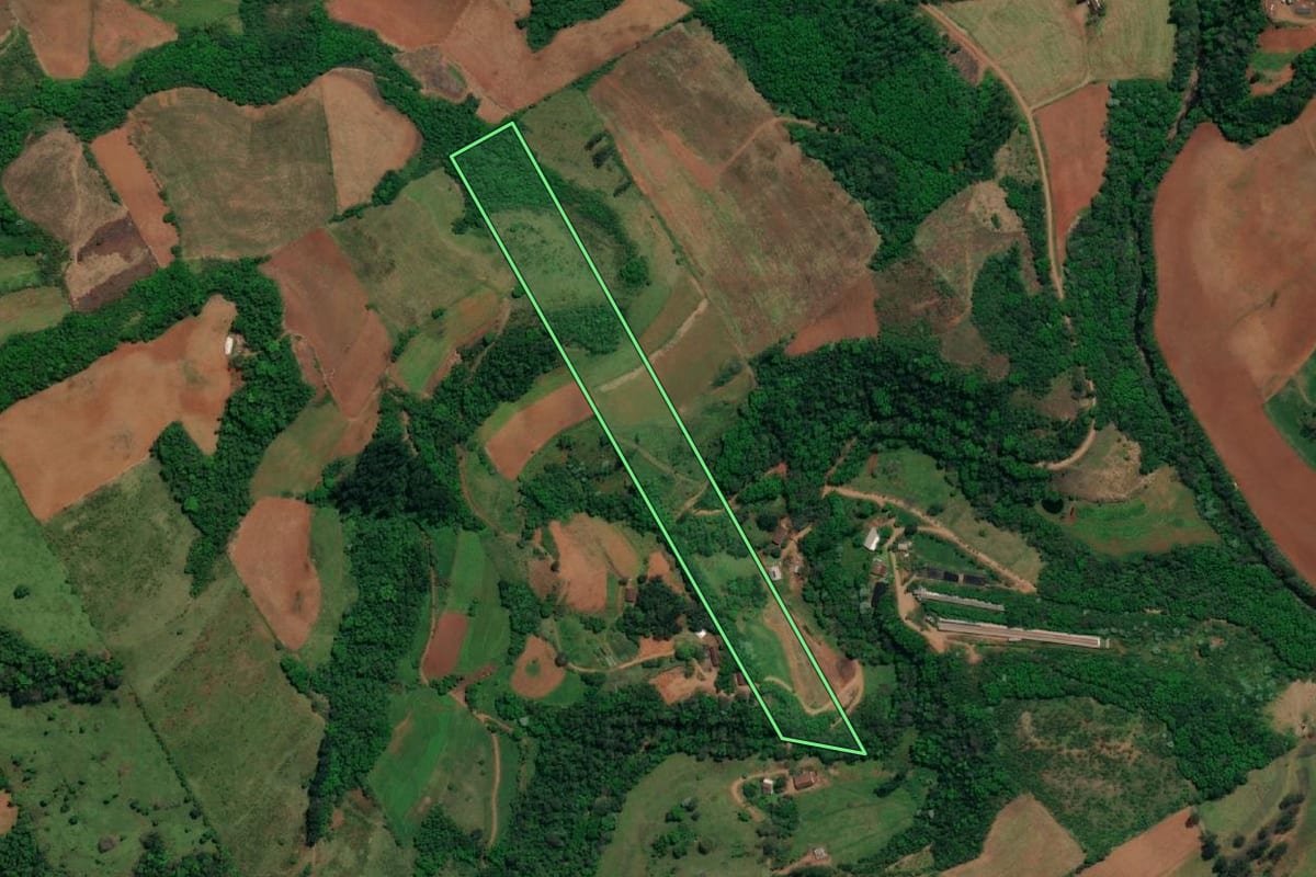 Imagem de satélite do imóvel rural em Iporã do Oeste (SC), com o contorno declarado no CAR desenhado por cima.