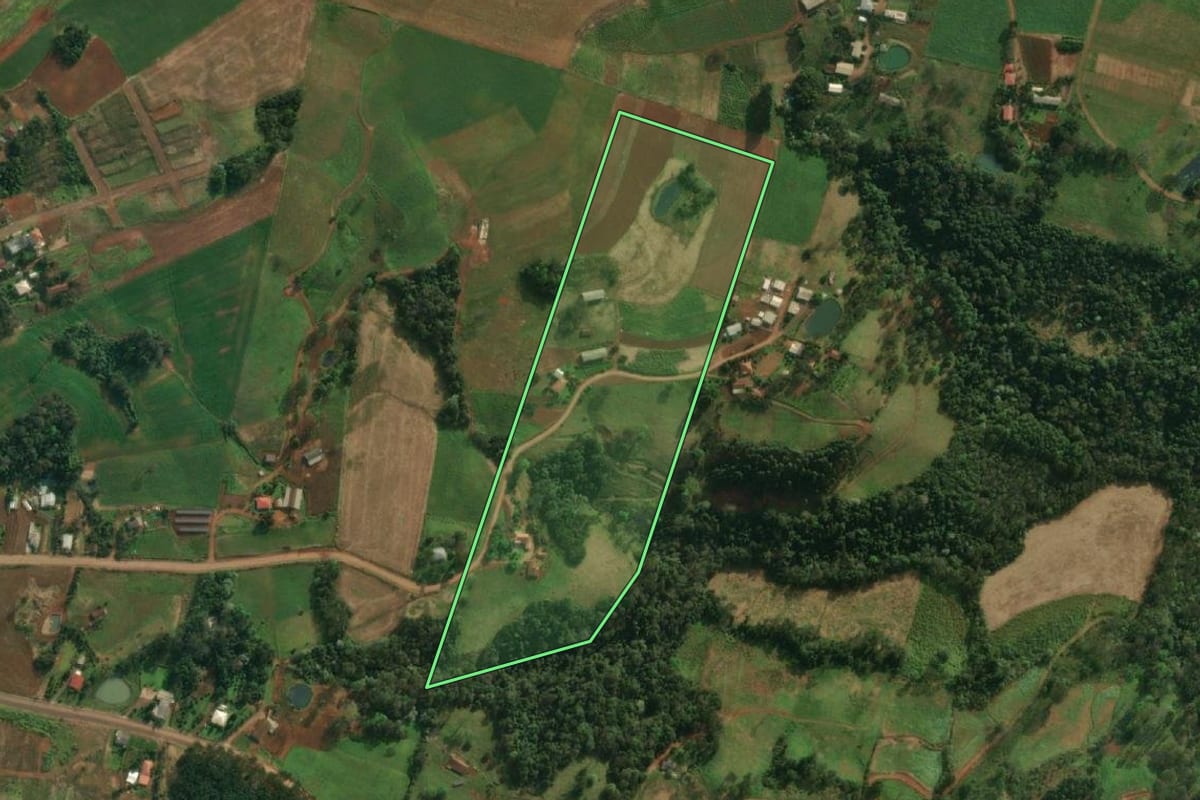 Imagem de satélite do imóvel rural em Iporã do Oeste (SC), com o contorno declarado no CAR desenhado por cima.