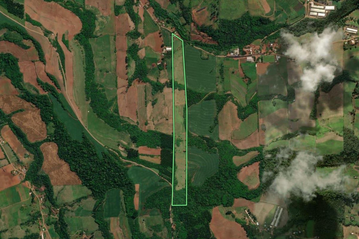 Imagem de satélite do imóvel rural em Iporã do Oeste (SC), com o contorno declarado no CAR desenhado por cima.