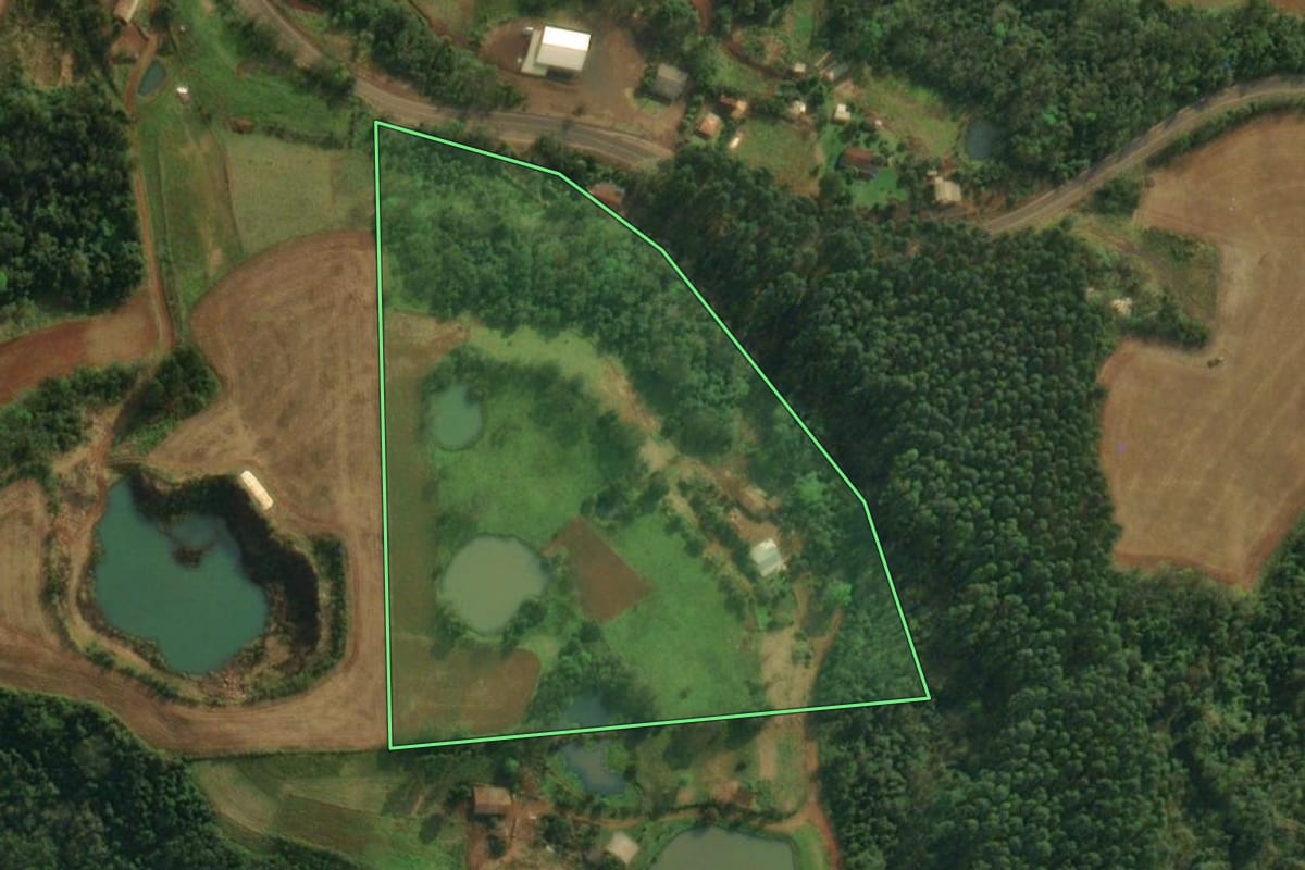 Imagem de satélite do imóvel rural em Iporã do Oeste (SC), com o contorno declarado no CAR desenhado por cima.