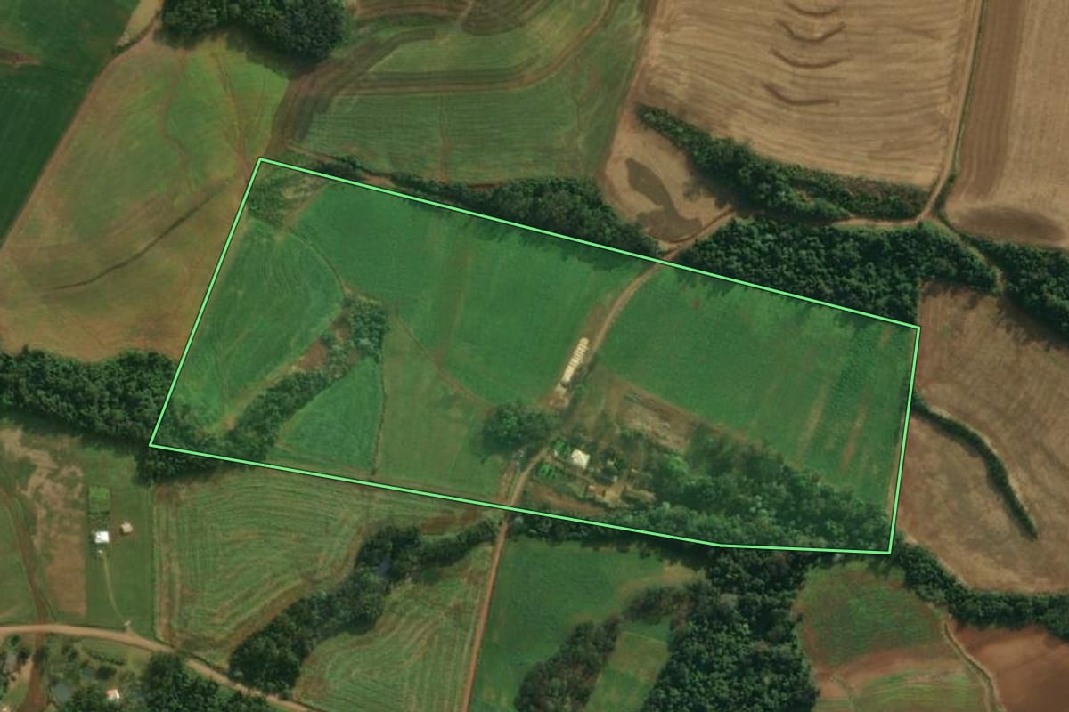 Imagem de satélite do imóvel rural em Iporã do Oeste (SC), com o contorno declarado no CAR desenhado por cima.
