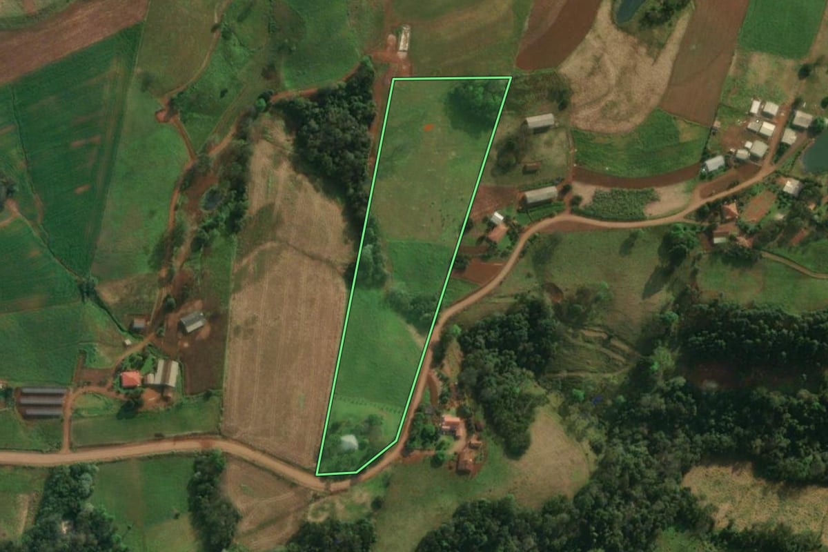 Imagem de satélite do imóvel rural em Iporã do Oeste (SC), com o contorno declarado no CAR desenhado por cima.
