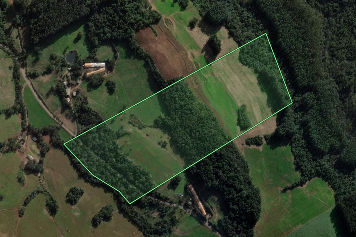 Imagem de satélite do imóvel rural em Ipuaçu (SC), com o contorno declarado no CAR desenhado por cima.