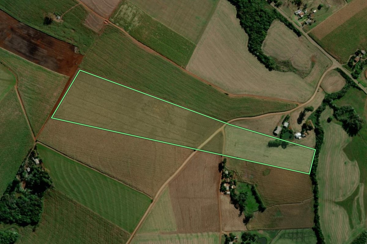 Imagem de satélite do imóvel rural em Ipuaçu (SC), com o contorno declarado no CAR desenhado por cima.