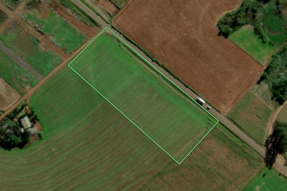 Imagem de satélite do imóvel rural em Ipuaçu (SC), com o contorno declarado no CAR desenhado por cima.