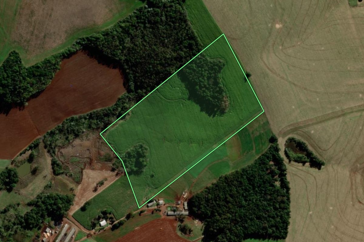 Imagem de satélite do imóvel rural em Ipuaçu (SC), com o contorno declarado no CAR desenhado por cima.