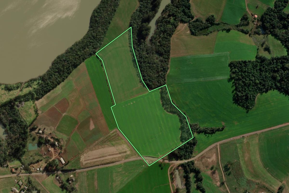Imagem de satélite do imóvel rural em Ipuaçu (SC), com o contorno declarado no CAR desenhado por cima.