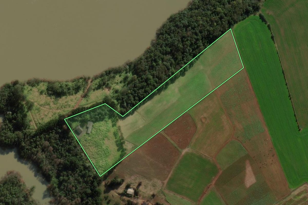Imagem de satélite do imóvel rural em Ipuaçu (SC), com o contorno declarado no CAR desenhado por cima.