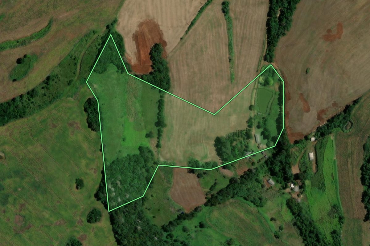 Imagem de satélite do imóvel rural em Ipuaçu (SC), com o contorno declarado no CAR desenhado por cima.