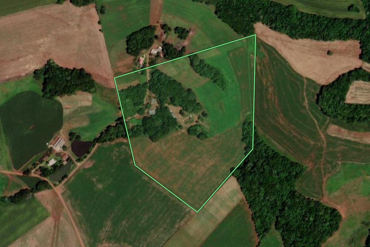 Imagem de satélite do imóvel rural em Ipuaçu (SC), com o contorno declarado no CAR desenhado por cima.